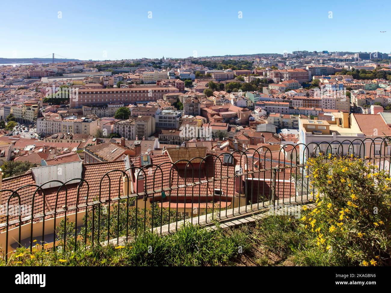 Skyline della città Lisbona, Portogallo con ponte 25 de abril sul fiume Tago Foto Stock