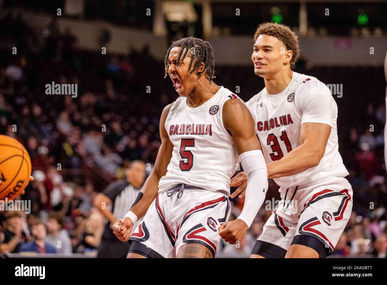 Columbia, SC, Stati Uniti. 2nd Nov 2022. La guardia dei Gamecocks del South Carolina Meechie Johnson (5) festeggia durante il primo tempo contro i Mars Hill Lions nel matchup NCAA Basketball alla Colonial Life Arena di Columbia, SC. (Scott Kinser/Cal Sport Media). Credit: csm/Alamy Live News Foto Stock