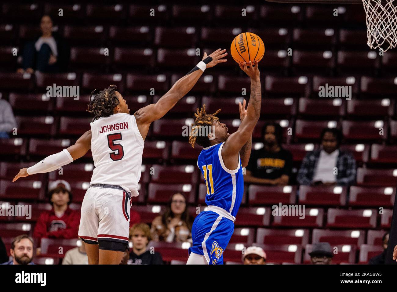 Columbia, SC, Stati Uniti. 2nd Nov 2022. La guardia dei Gamecocks del South Carolina Meechie Johnson (5) difende il tiro da Mars Hill Lions Forward Kory Davis (11) durante la prima metà del matchup NCAA Basketball alla Colonial Life Arena di Columbia, SC. (Scott Kinser/Cal Sport Media). Credit: csm/Alamy Live News Foto Stock