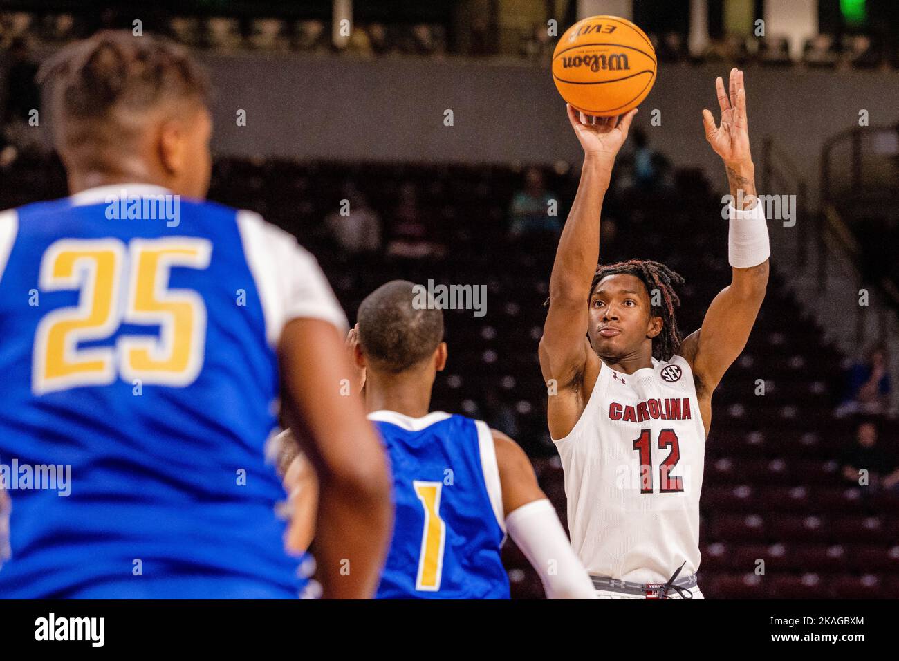Columbia, SC, Stati Uniti. 2nd Nov 2022. La guardia dei Gamecocks del South Carolina Zachary Davis (12) tenta un tiro a tre punti durante il primo tempo contro i Mars Hill Lions nel matchup di pallacanestro NCAA alla Colonial Life Arena di Columbia, SC. (Scott Kinser/Cal Sport Media). Credit: csm/Alamy Live News Foto Stock