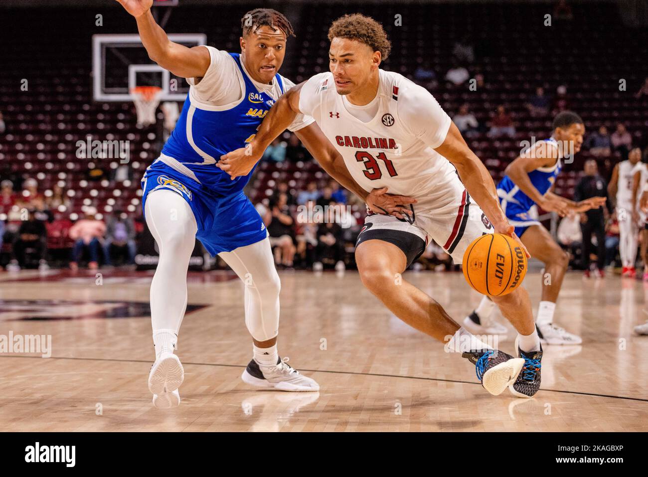 Columbia, SC, Stati Uniti. 2nd Nov 2022. Mars Hill Lions Forward Marvin assume (25) guardie South Carolina Gamecocks Forward Benjamin Bosmans-Verdonk (31) mentre guida al basket durante la prima metà del matchup NCAA Basketball alla Colonial Life Arena di Columbia, SC. (Scott Kinser/Cal Sport Media). Credit: csm/Alamy Live News Foto Stock