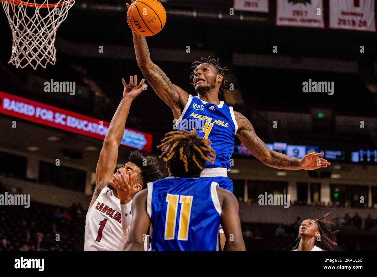 Columbia, SC, Stati Uniti. 2nd Nov 2022. Mars Hill Lions Forward Rajuan Conner (4) blocca un colpo durante il primo tempo contro i Gamecocks del South Carolina nel matchup NCAA Basketball alla Colonial Life Arena di Columbia, SC. (Scott Kinser/Cal Sport Media). Credit: csm/Alamy Live News Foto Stock