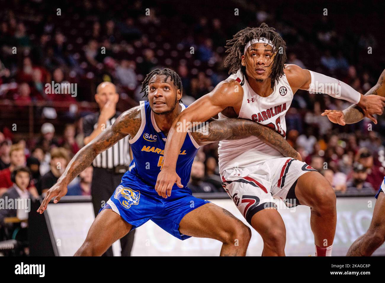 Columbia, SC, Stati Uniti. 2nd Nov 2022. Mars Hill Lions Forward Rajuan Conner (4) Guards South Carolina Gamecocks Forward Daniel Hankins-Sanford (30) durante la prima metà del matchup di pallacanestro NCAA alla Colonial Life Arena di Columbia, SC. (Scott Kinser/Cal Sport Media). Credit: csm/Alamy Live News Foto Stock