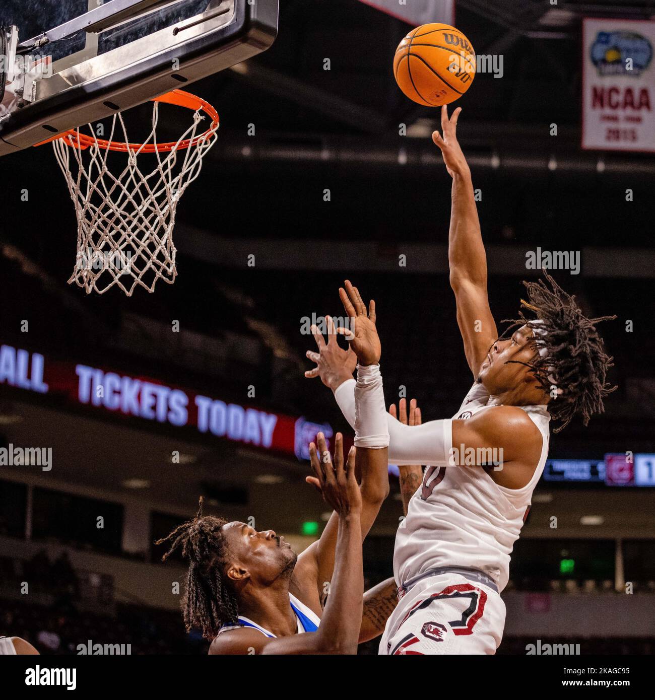 Columbia, SC, Stati Uniti. 2nd Nov 2022. Daniel Hankins-Sanford (30) spara un salto contro i Mars Hill Lions durante la prima metà del matchup di pallacanestro NCAA alla Colonial Life Arena di Columbia, SC. (Scott Kinser/Cal Sport Media). Credit: csm/Alamy Live News Foto Stock
