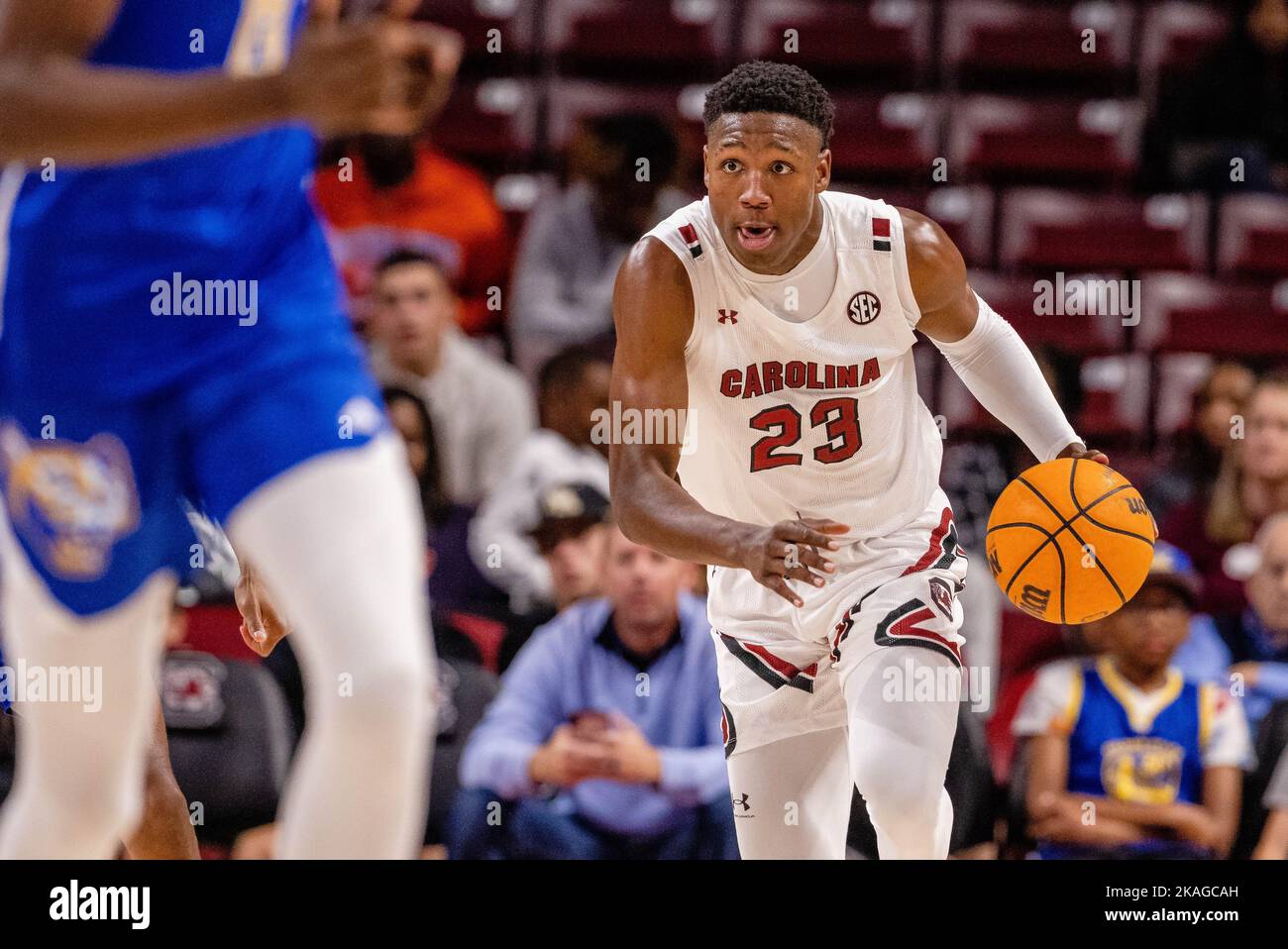 Columbia, SC, Stati Uniti. 2nd Nov 2022. South Carolina Gamecocks Forward Gregory Jackson II (23) porta la palla in campo contro i Mars Hill Lions nel matchup NCAA Basketball alla Colonial Life Arena di Columbia, SC. (Scott Kinser/Cal Sport Media). Credit: csm/Alamy Live News Foto Stock