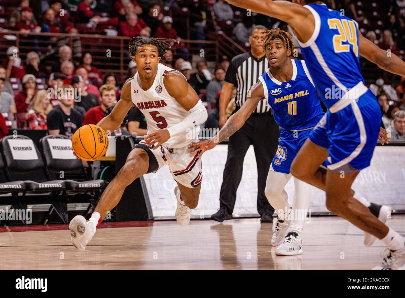 Columbia, SC, Stati Uniti. 2nd Nov 2022. La guardia dei Gamecocks del South Carolina Meechie Johnson (5) si porta nel paniere contro i Mars Hill Lions durante la prima metà del matchup di pallacanestro NCAA presso la Colonial Life Arena di Columbia, SC. (Scott Kinser/Cal Sport Media). Credit: csm/Alamy Live News Foto Stock