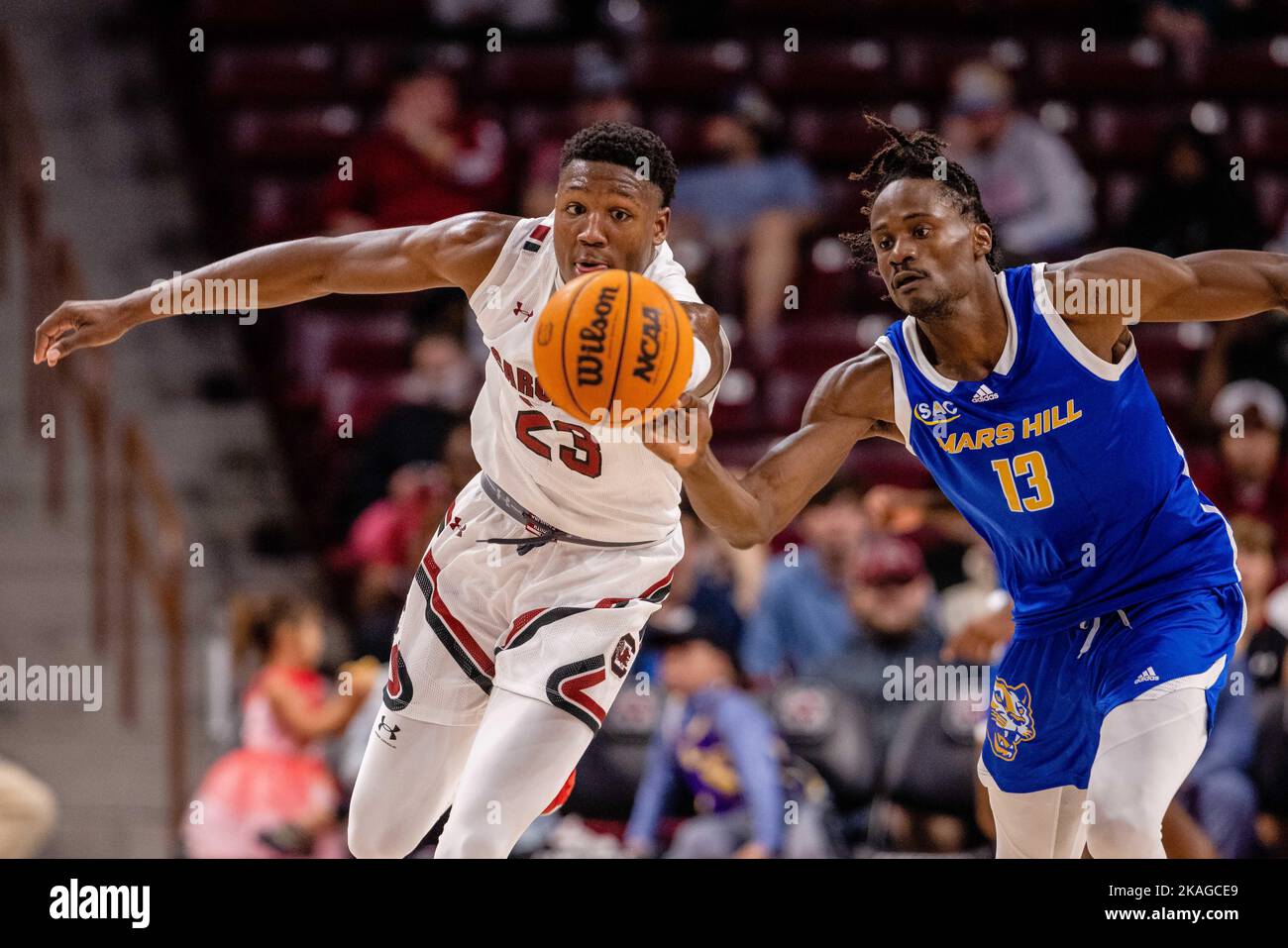Columbia, SC, Stati Uniti. 2nd Nov 2022. South Carolina Gamecocks Forward Gregory Jackson II (23) e la guardia Lions di Mars Hill Prosper Obidiebulbe (13) inseguono una palla libera durante la prima metà del matchup NCAA Basketball alla Colonial Life Arena di Columbia, SC. (Scott Kinser/Cal Sport Media). Credit: csm/Alamy Live News Foto Stock