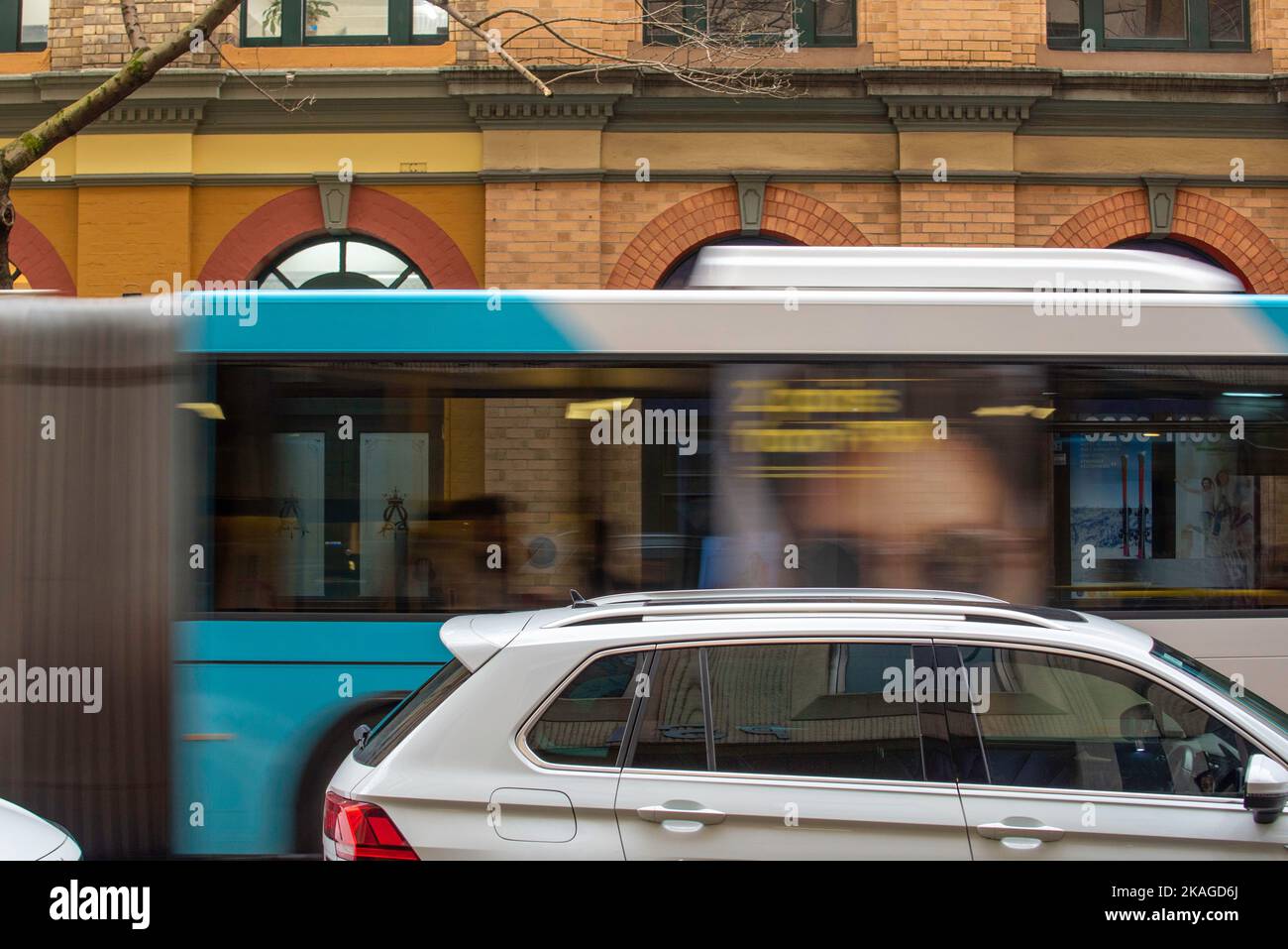 Un'immagine sfocata di un bendy-bus governativo che si muove attraverso il traffico nel centro di Sydney, Australia Foto Stock