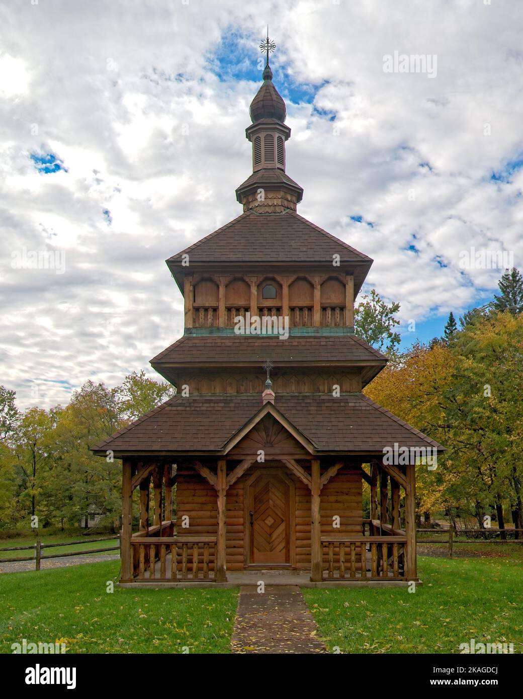 Chiesa Ucraina stile carpazi campanile. Costruito senza chiodi Foto Stock