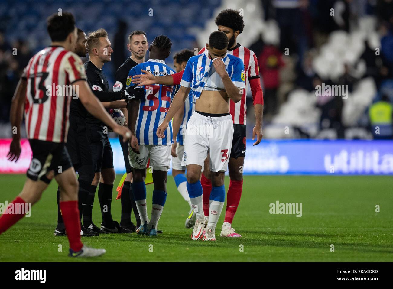 Un Brodie Spencer n° 34 di Huddersfield Town a tempo pieno dopo la partita del campionato Sky Bet Huddersfield Town vs Sunderland allo stadio John Smith, Huddersfield, Regno Unito, 2nd novembre 2022 (Foto di James Heaton/News Images) Foto Stock