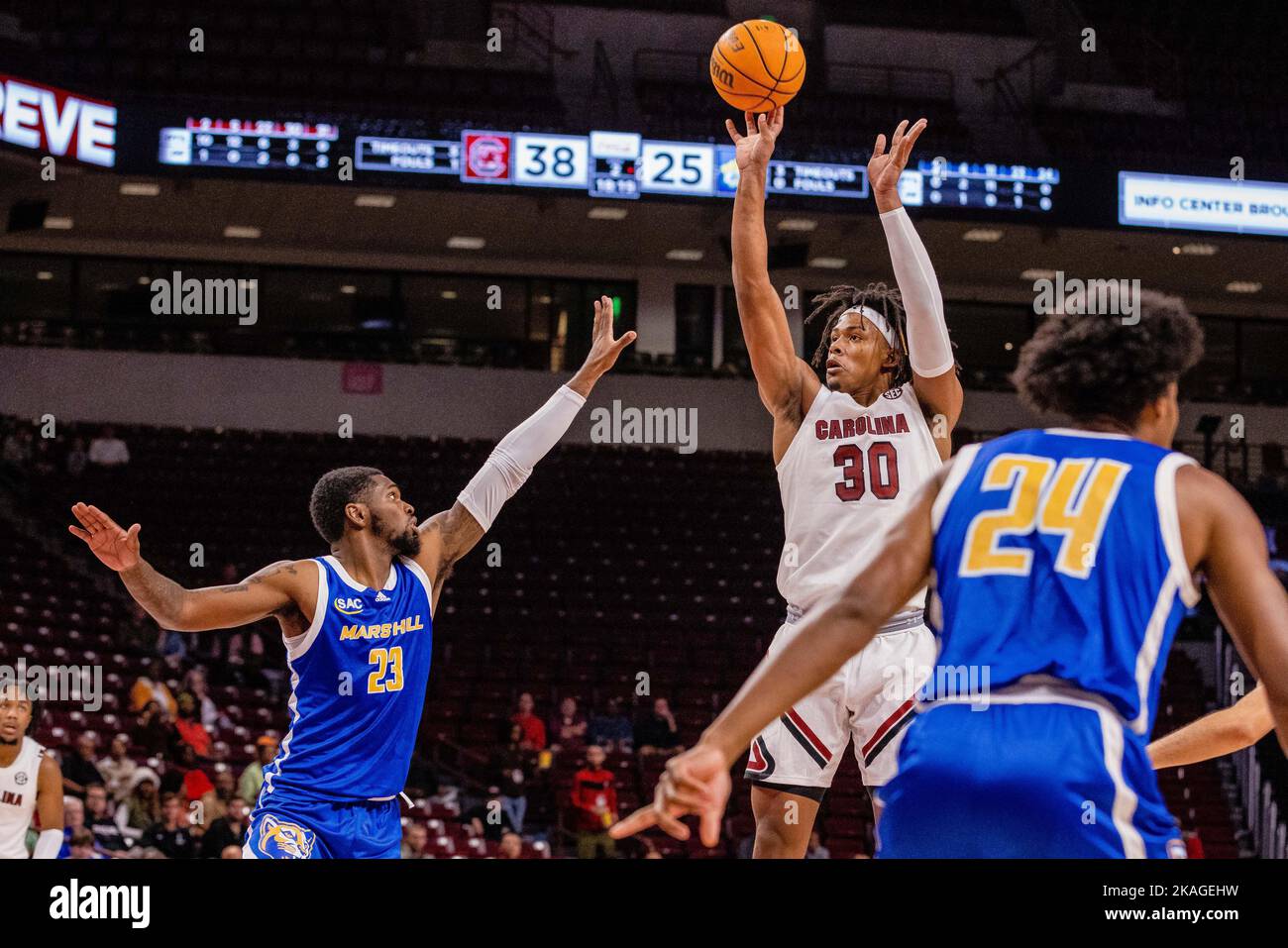 Columbia, SC, Stati Uniti. 2nd Nov 2022. I gamecocks del South Carolina in avanti Daniel Hankins-Sanford (30) spara un lungo colpo di salto contro i Mars Hill Lions durante la seconda metà del matchup di pallacanestro NCAA alla Colonial Life Arena di Columbia, SC. (Scott Kinser/Cal Sport Media). Credit: csm/Alamy Live News Foto Stock