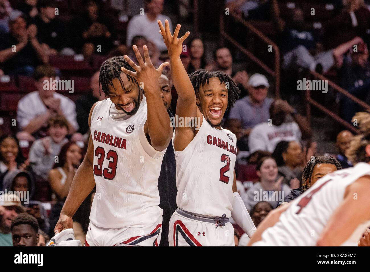 2 novembre 2022: South Carolina Gamecocks Forward Josh Gray (33) e la guardia Chico carter Jr. (2) festeggiano dalla panchina contro i Mars Hill Lions durante la seconda metà del matchup NCAA Basketball alla Colonial Life Arena di Columbia, SC. (Scott Kinser/Cal Sport Media) Foto Stock