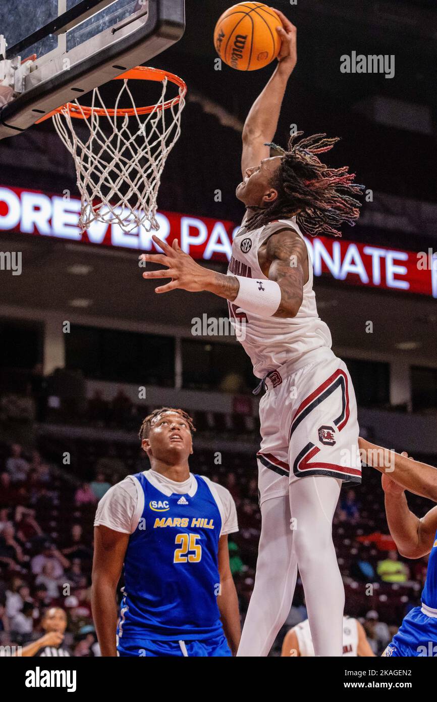 Columbia, SC, Stati Uniti. 2nd Nov 2022. La guardia dei Gamecocks del South Carolina Zachary Davis (12) tenta una punk contro i Mars Hill Lions durante la seconda metà del matchup di pallacanestro NCAA alla Colonial Life Arena di Columbia, SC. (Scott Kinser/Cal Sport Media). Credit: csm/Alamy Live News Foto Stock