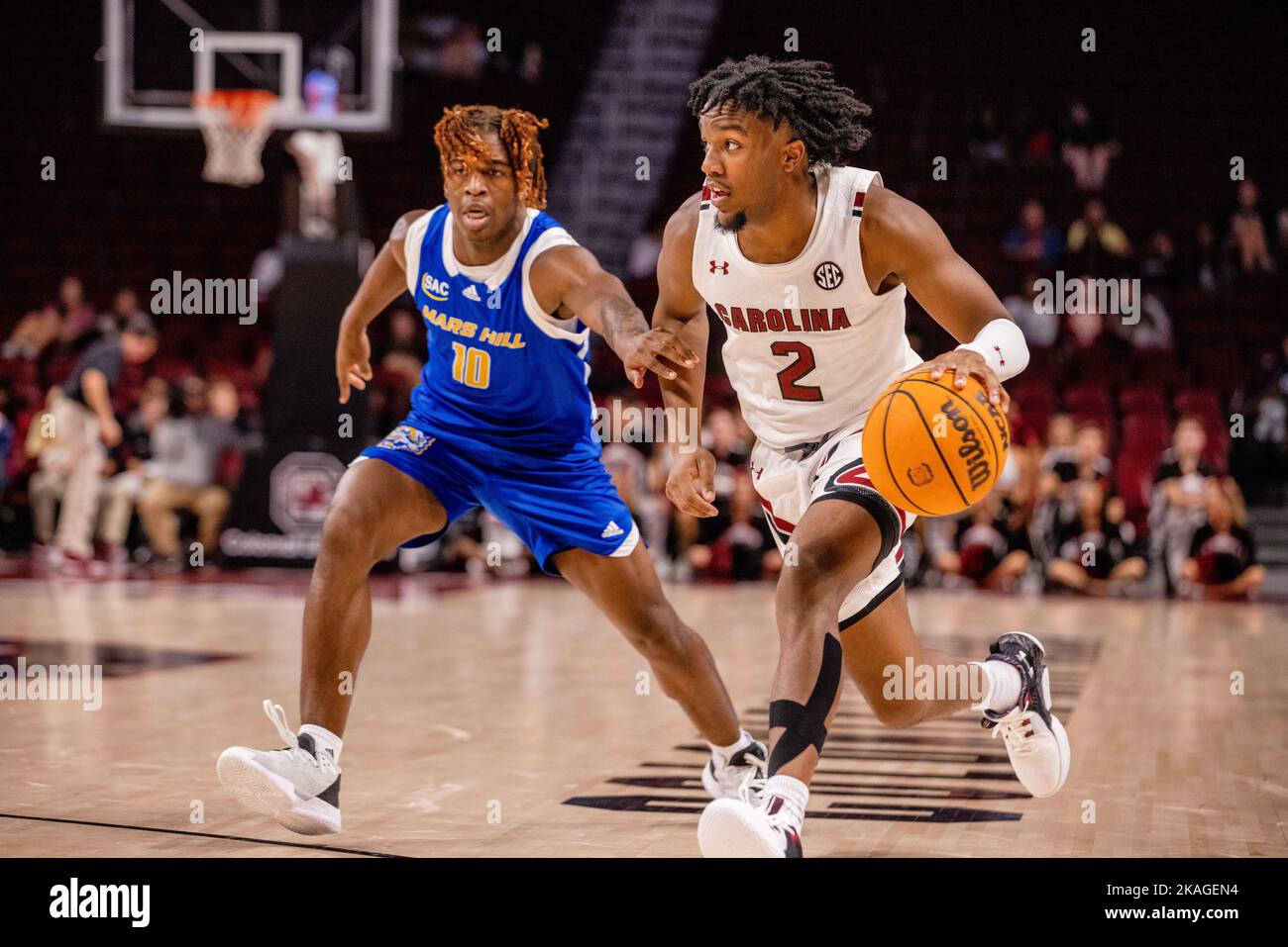 2 novembre 2022: La guardia dei gamecocks del South Carolina Chico carter Jr. (2) si porta nel paniere contro i Mars Hill Lions durante la seconda metà del matchup NCAA Basketball alla Colonial Life Arena di Columbia, SC. (Scott Kinser/Cal Sport Media) Foto Stock