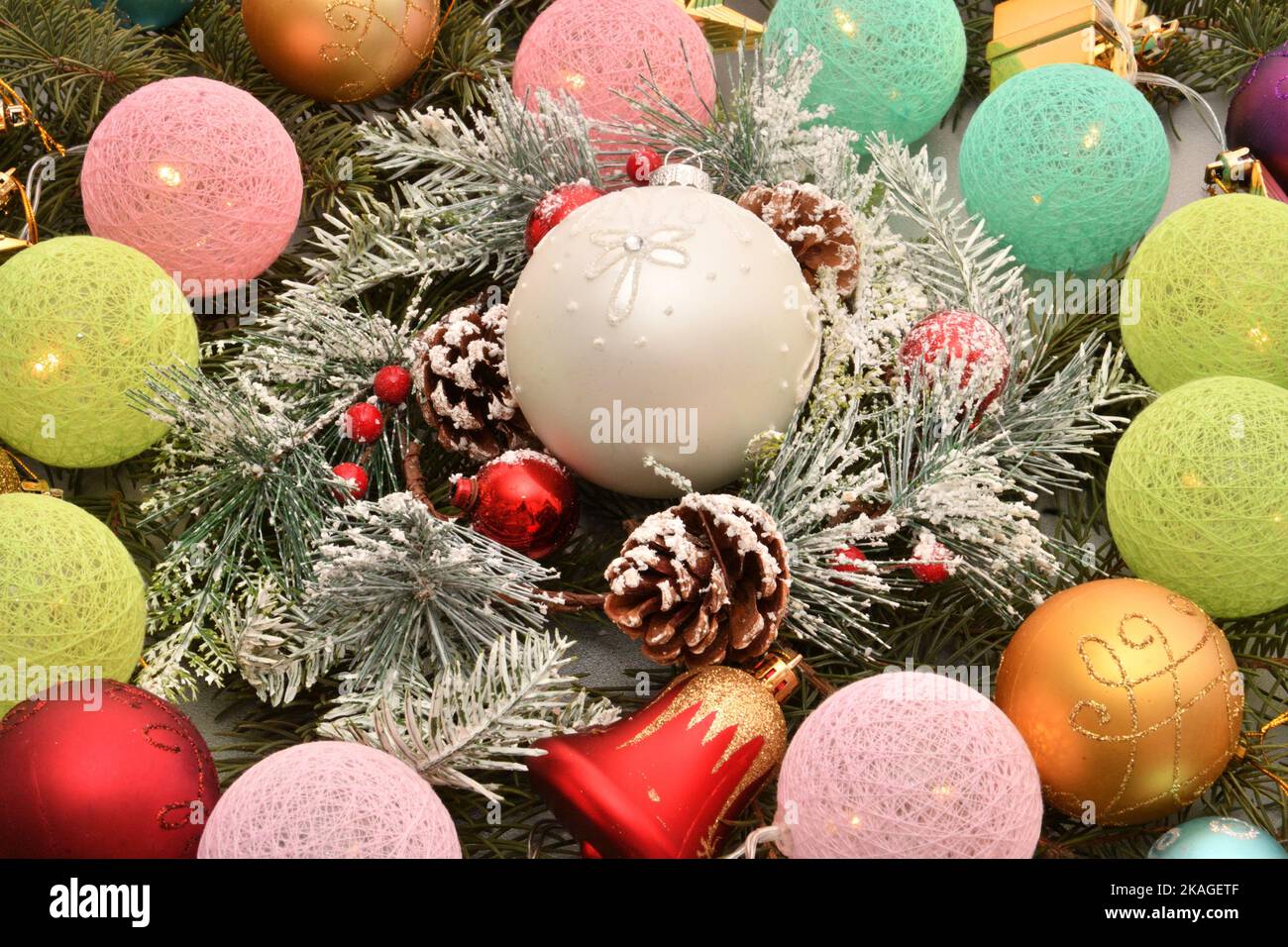 Coloratissima ghirlanda natalizia e decorazioni decorative per l'albero di Natale Foto Stock