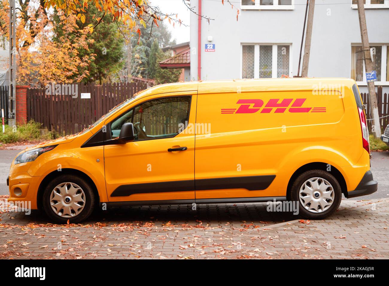 Varsavia, Polonia. 01st Nov 2022. Un furgone DHL viene visto a Varsavia, in Polonia, il 01 novembre 2022. DHL Global Forwarding, specialista del trasporto aereo e marittimo di Deutsche Post DHL Group, e GoodShipping, pioniere globale e leader di mercato nel decarbonizzare l'industria del trasporto di container cambiando la miscela di carburante marino. Con l'ultimo acquisto di circa 60 milioni di litri di carburante marino sostenibile DHL ridurrà un totale di 180.000 tonnellate di CO2 per la spedizione fino al 2024. (Foto di Jaap Arriens/Sipa USA) Credit: Sipa USA/Alamy Live News Foto Stock