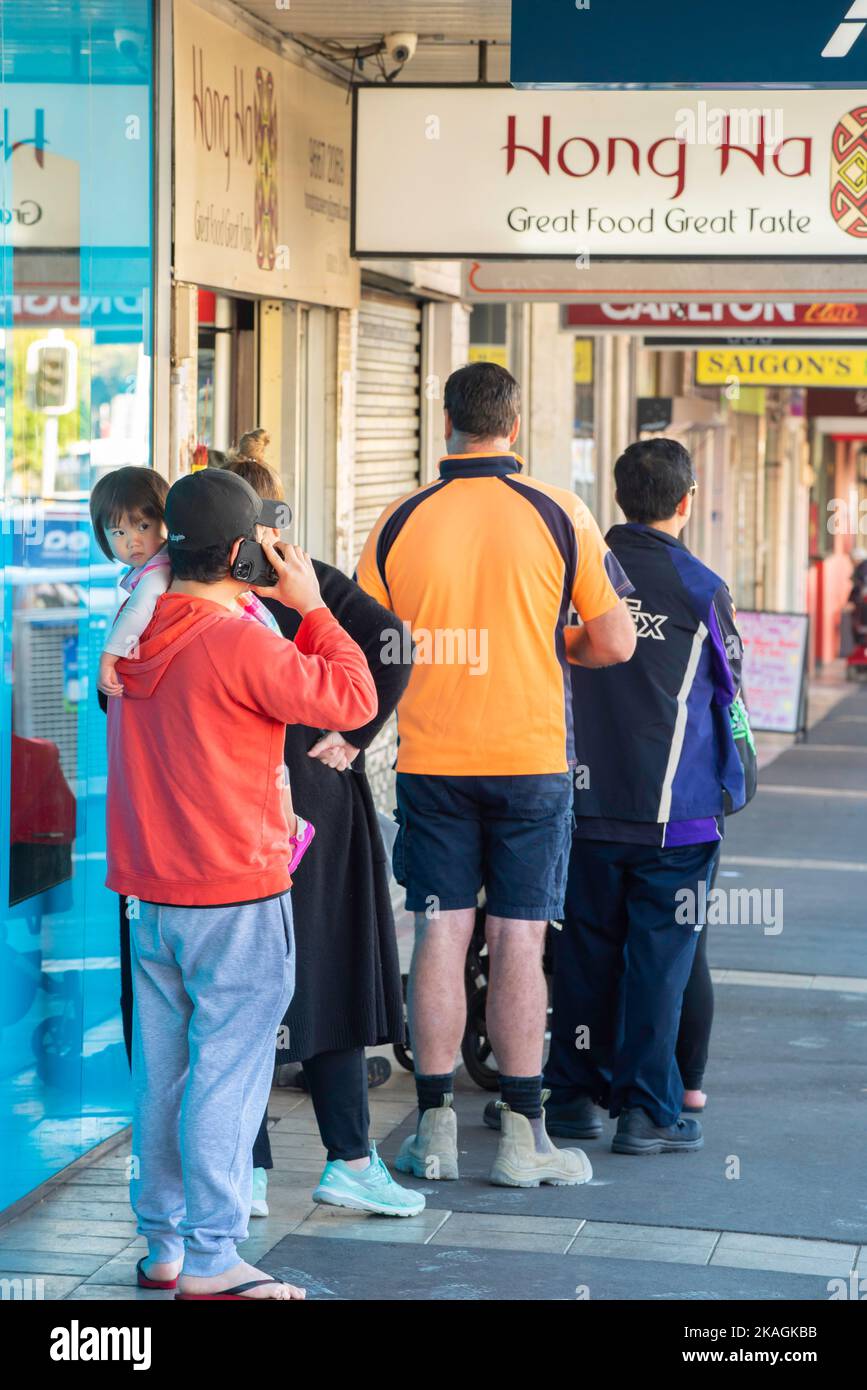 Famosa per i suoi Banh mi's, la gente si allinea fuori dalla panetteria di Hong ha in Botany Road, Mascot, Sydney, Australia in una mattinata feriale. Foto Stock