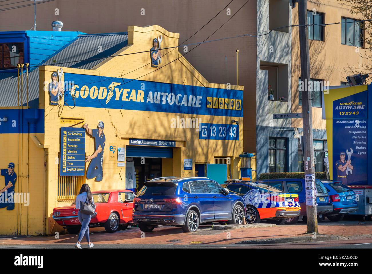 Un negozio Goodyear Automotive Vehicle Tire (Tire) ruote e ricambi per auto al dettaglio che serve auto di polizia a Mascot nella zona sud-interna di Sydney, Australia Foto Stock