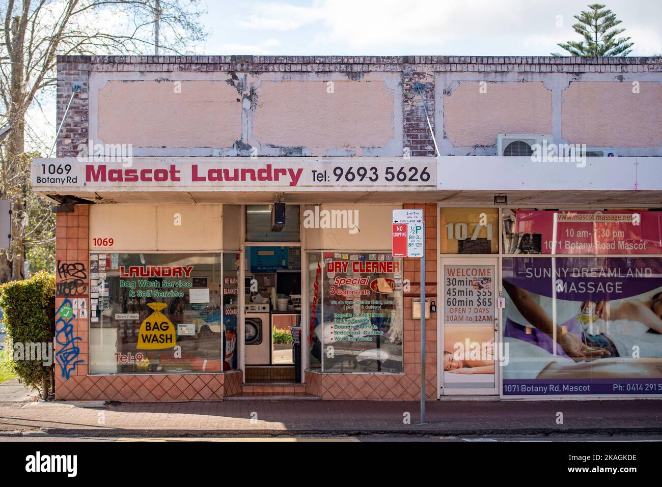 Un servizio di lavaggio a secco o lavanderia accanto al Sunny Dreamland Massage Parlour nel sobborgo di Sydney di Mascot, Australia Foto Stock
