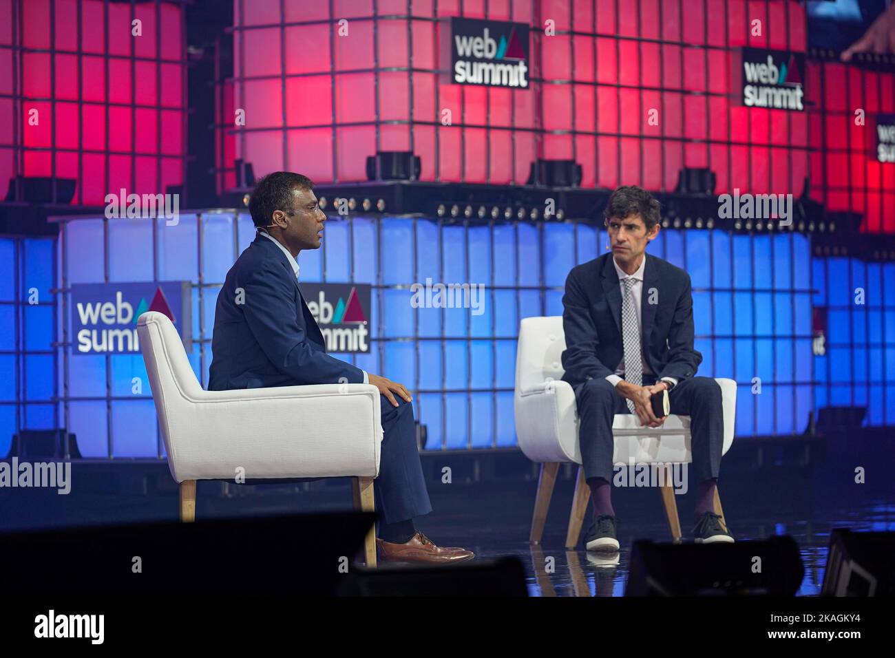 Lisbona, Portogallo. 02nd Nov 2022. Rohit Prasad, Senior VP & Head Scientist di Alexa ad Amazon, (L) e Nick Thompson, CEO dell'Atlantic, (R) si rivolteranno al pubblico durante il secondo giorno del Web Summit 2022 a Lisbona. Credit: SOPA Images Limited/Alamy Live News Foto Stock