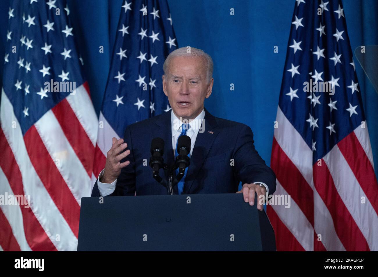 Il presidente degli Stati Uniti Joe Biden fa le sue osservazioni sulla conservazione e la protezione della democrazia all'avvicinarsi della Giornata delle elezioni al Columbus Club di Washington, DC mercoledì 2 novembre 2022. Credit: Chris Kleponis/CNP Foto Stock