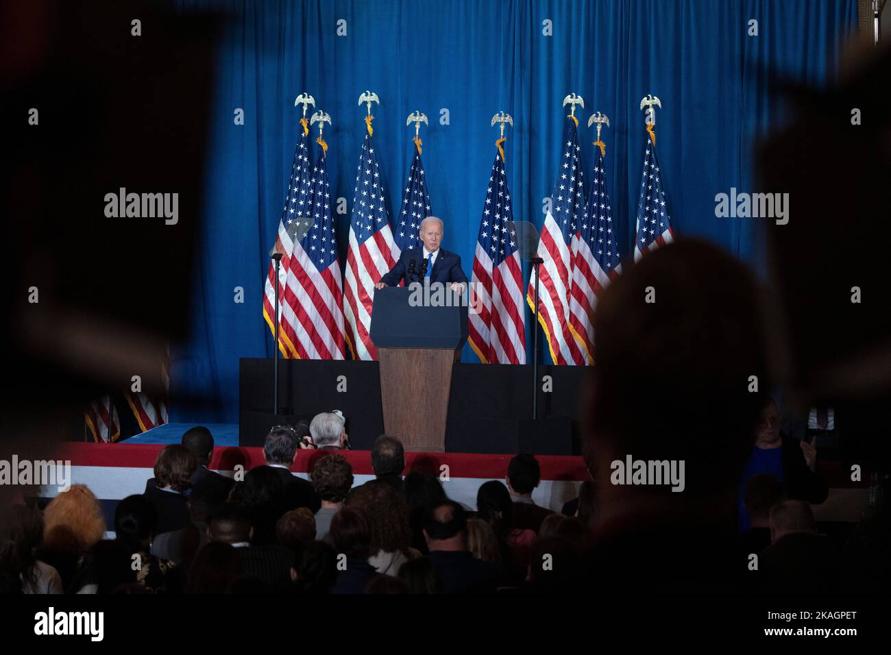 Il presidente degli Stati Uniti Joe Biden fa le sue osservazioni sulla conservazione e la protezione della democrazia all'avvicinarsi della Giornata delle elezioni al Columbus Club di Washington, DC mercoledì 2 novembre 2022. Credit: Chris Kleponis/CNP Foto Stock