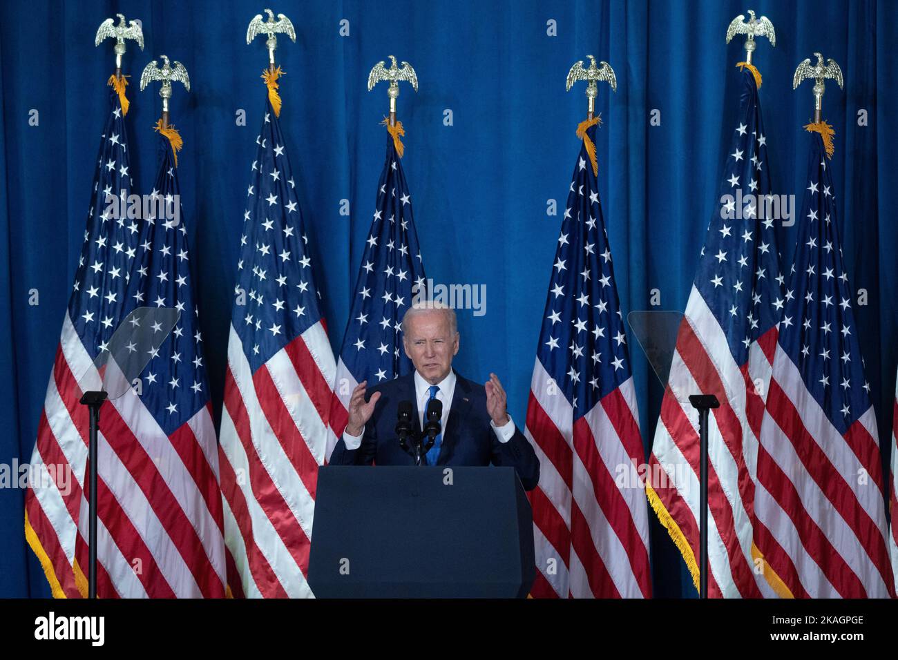 Il presidente degli Stati Uniti Joe Biden fa le sue osservazioni sulla conservazione e la protezione della democrazia all'avvicinarsi della Giornata delle elezioni al Columbus Club di Washington, DC mercoledì 2 novembre 2022. Credit: Chris Kleponis/CNP Foto Stock