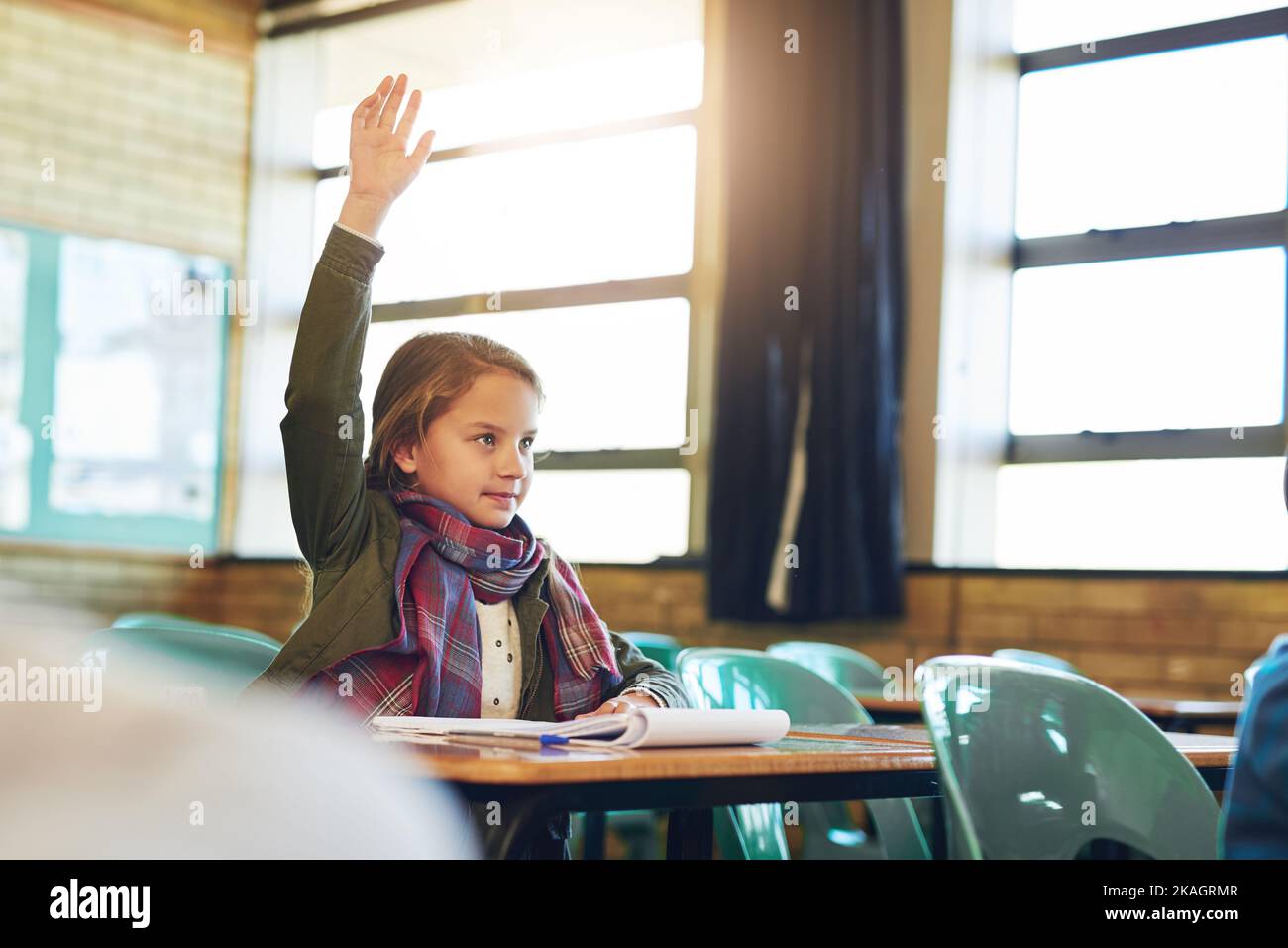 Gli shes hanno sempre avuto una risposta. Un'adorabile studentessa elementare che ha alzato la mano in classe. Foto Stock