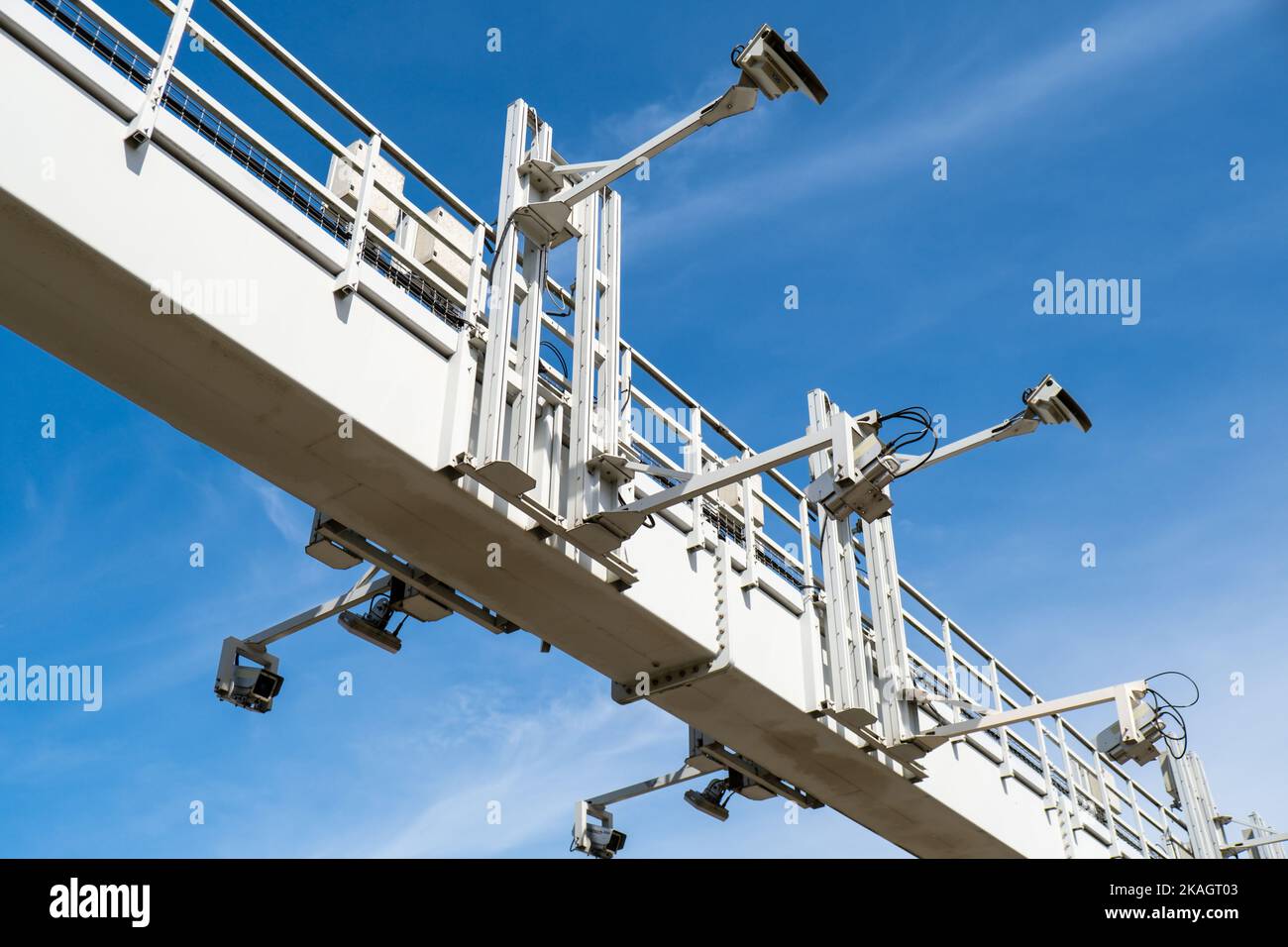 Primo piano della telecamera di sicurezza sulla strada. CCTV multi-angolo su colonna sistema a 360 gradi sfondo percorso di cippaggio di esplosione che opera sul sistema di monitoraggio stradale del cielo blu. Concetto di tecnologia Foto Stock