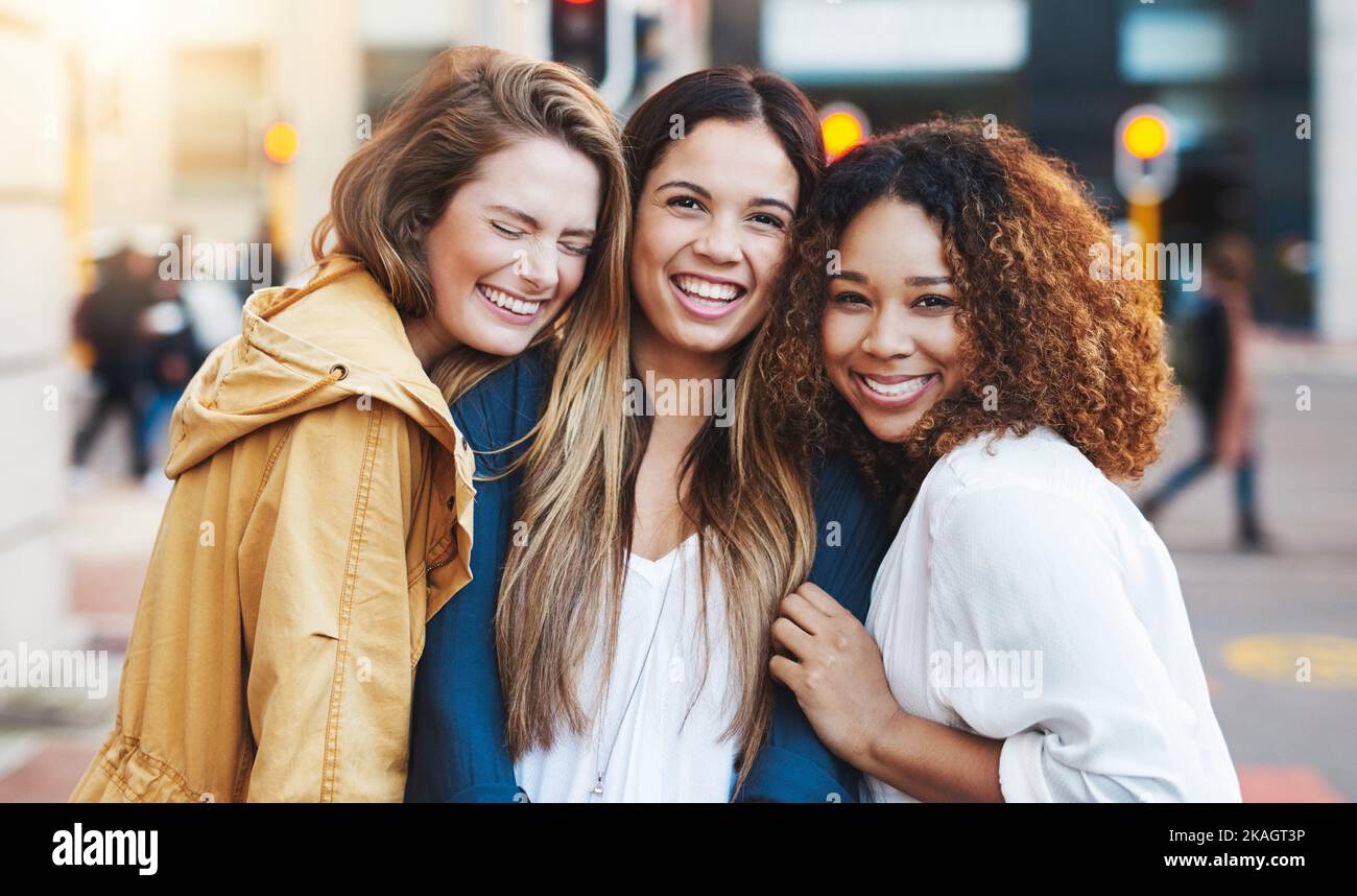 Erano inseparabili, tre amici che si divertivano in città. Foto Stock