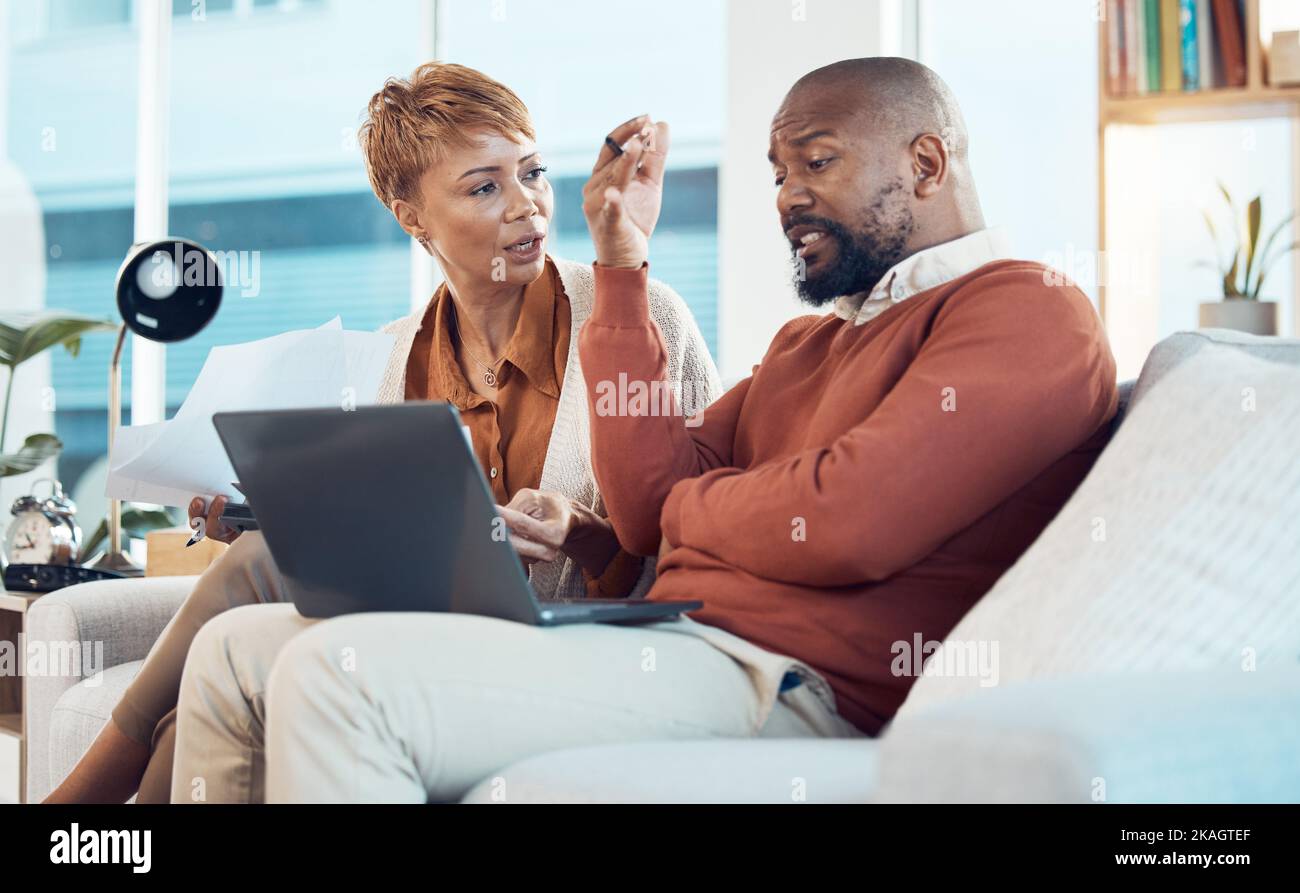 Laptop, coppia nera con stress per la revisione finanziaria, debito fiscale o ipoteca casa in soggiorno. Cattiva finanza, tecnologia o nero donna e uomo o preoccupato Foto Stock