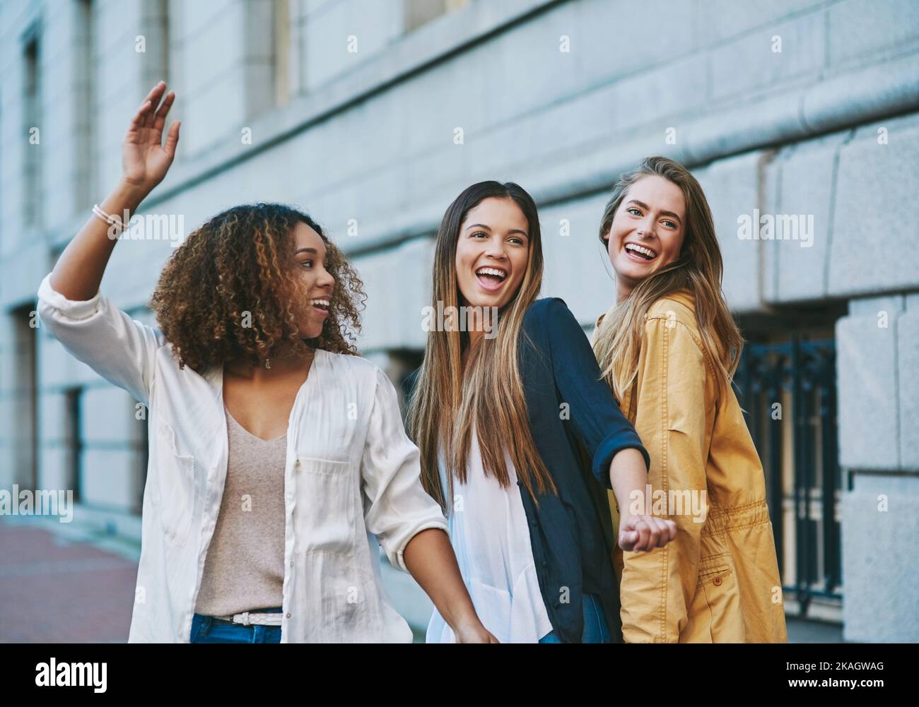 Stavano prendendo questa città sopra. Tre amici che si divertono in città. Foto Stock