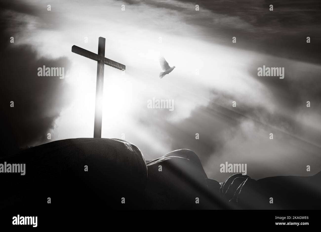 Una luce brillante splende attraverso lo sfondo del cielo scuro e le nuvole della collina del Golgota e le colombe bianche, la Santa croce simboleggia la sofferenza, la morte e la res Foto Stock