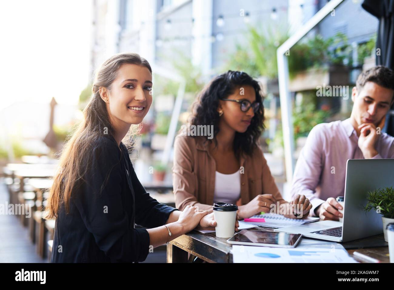 Weve è stato discutere così tante idee brillanti. Ritratto di un giovane designer che ha un incontro con i suoi colleghi in una caffetteria. Foto Stock