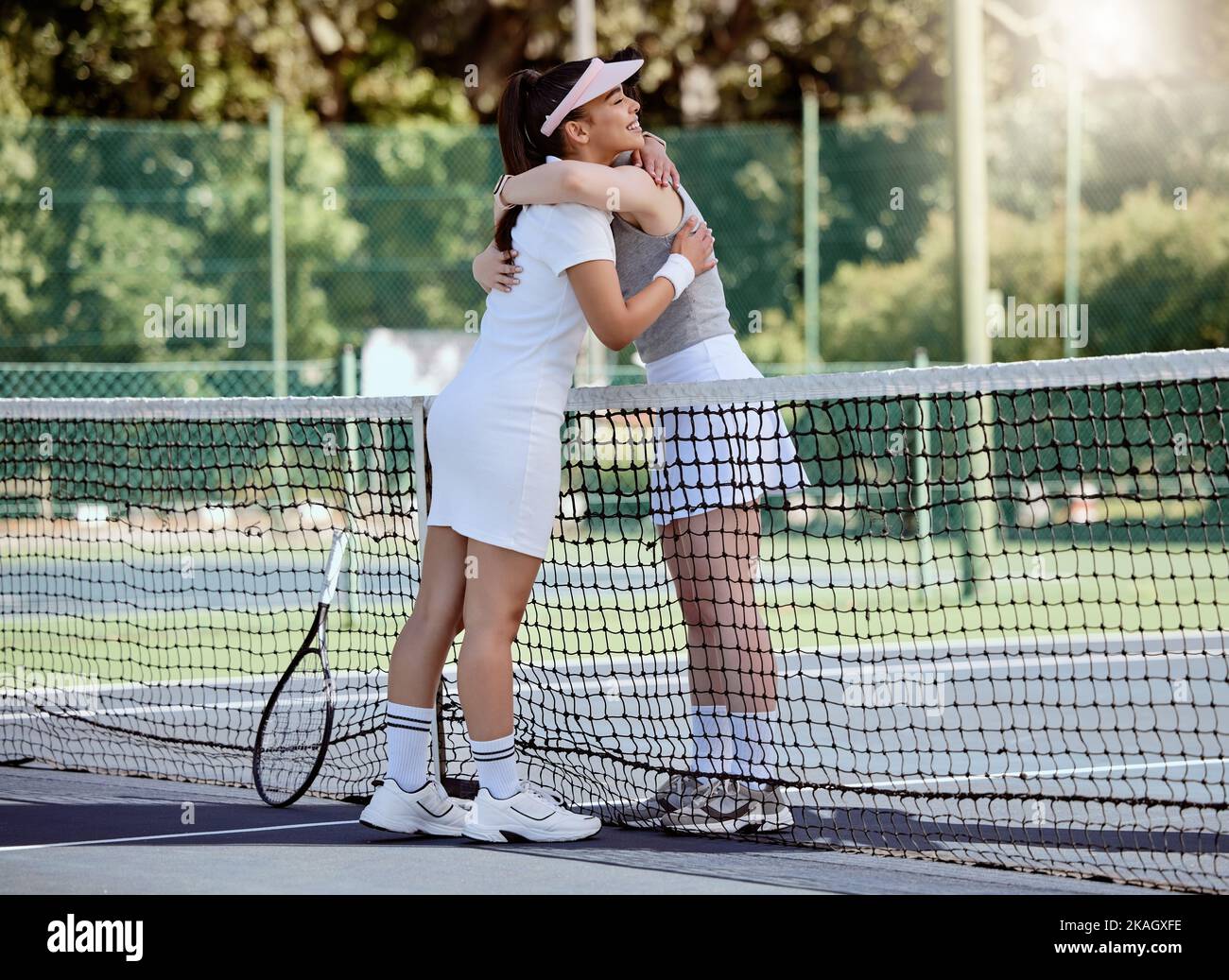 Campo da tennis, abbraccio e persone nel parco all'aperto per il successo, grazie e l'amore per il gioco, l'allenamento o il fitness in estate. Sport, atleta Foto Stock