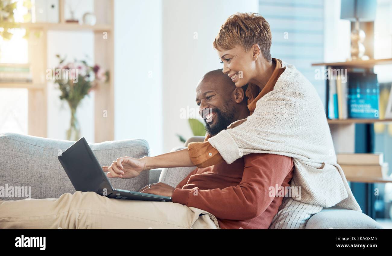 Puntamento, laptop o coppia matura di legame sul divano in casa o soggiorno in casa sul bene immobile, proprietà o appartamento di ricerca internet. Sorridere, felice o. Foto Stock