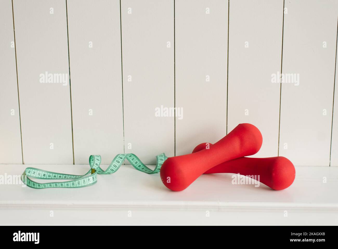 Set di manubri rossi, centimetri, attrezzature sportive, articoli per il fitness Foto Stock