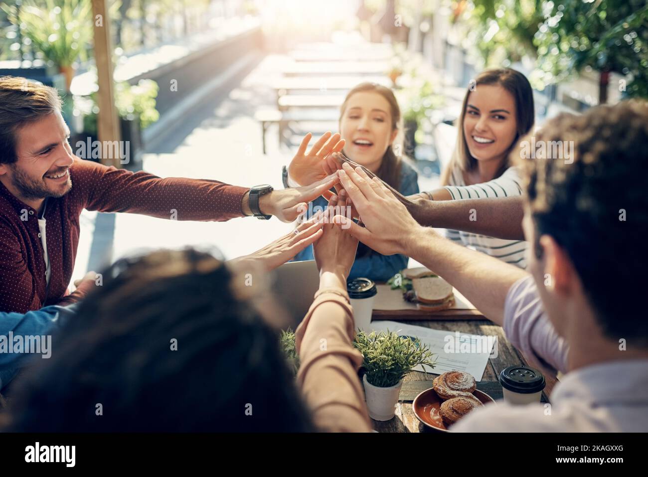 Hanno realizzato i loro sogni, insieme. Inquadratura ad angolo alto di un gruppo di creativi che si accanono mentre si è fuori per un pranzo di lavoro. Foto Stock