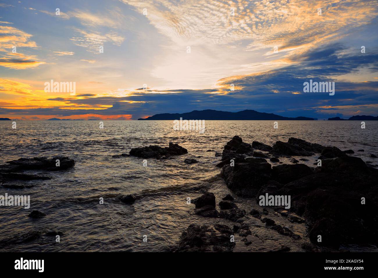 Silhouette di tramonto e cielo spettacolare sul mare Foto Stock