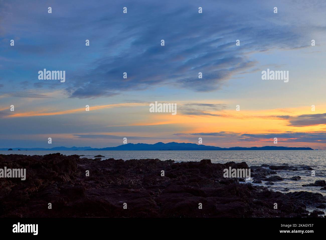 Silhouette di tramonto e cielo spettacolare sul mare Foto Stock
