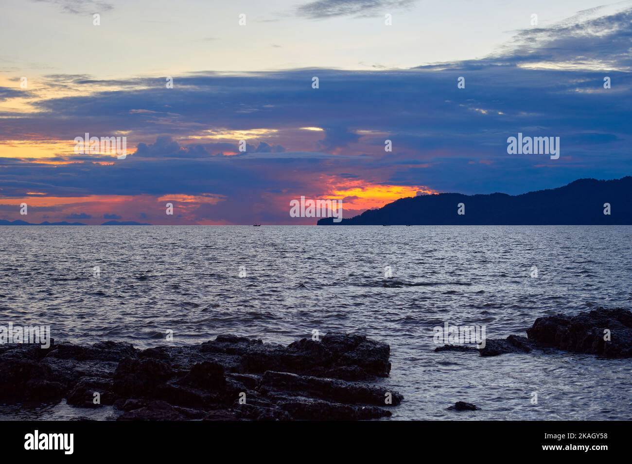 Silhouette di tramonto e cielo spettacolare sul mare Foto Stock