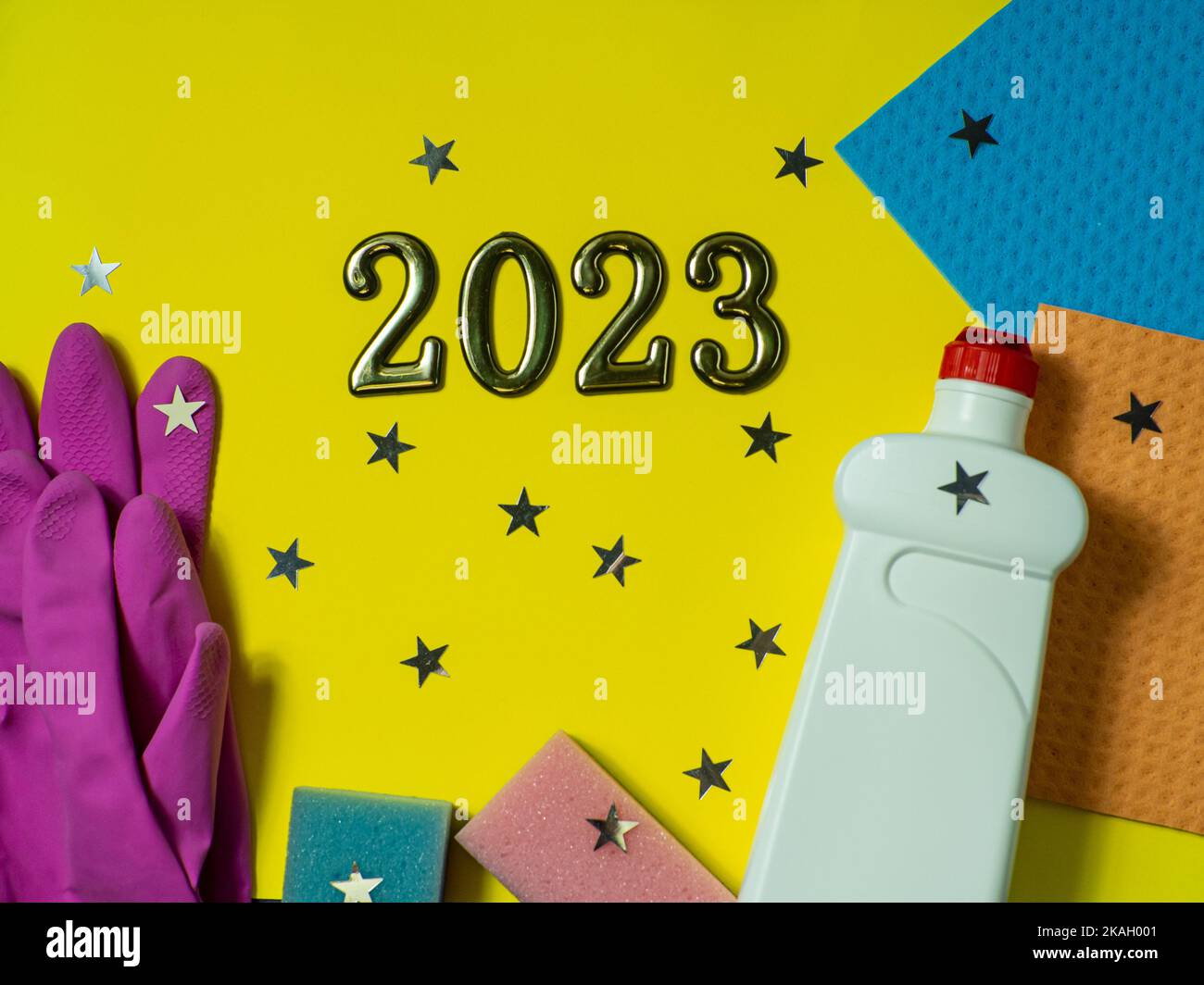2023 su sfondo giallo Foto Stock