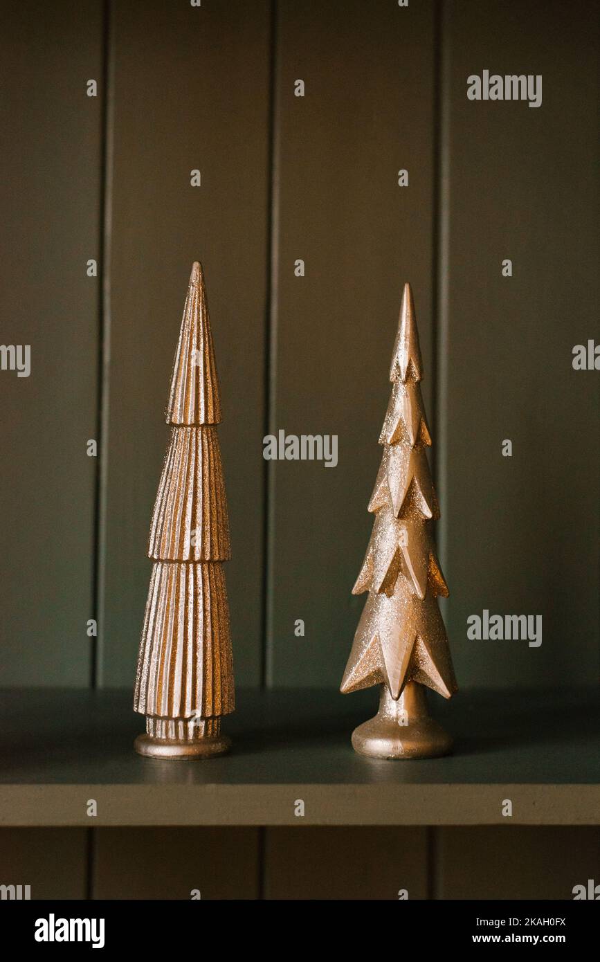 Eleganti souvenir alberi di Natale in ceramica sul campo nel decor del soggiorno Foto Stock