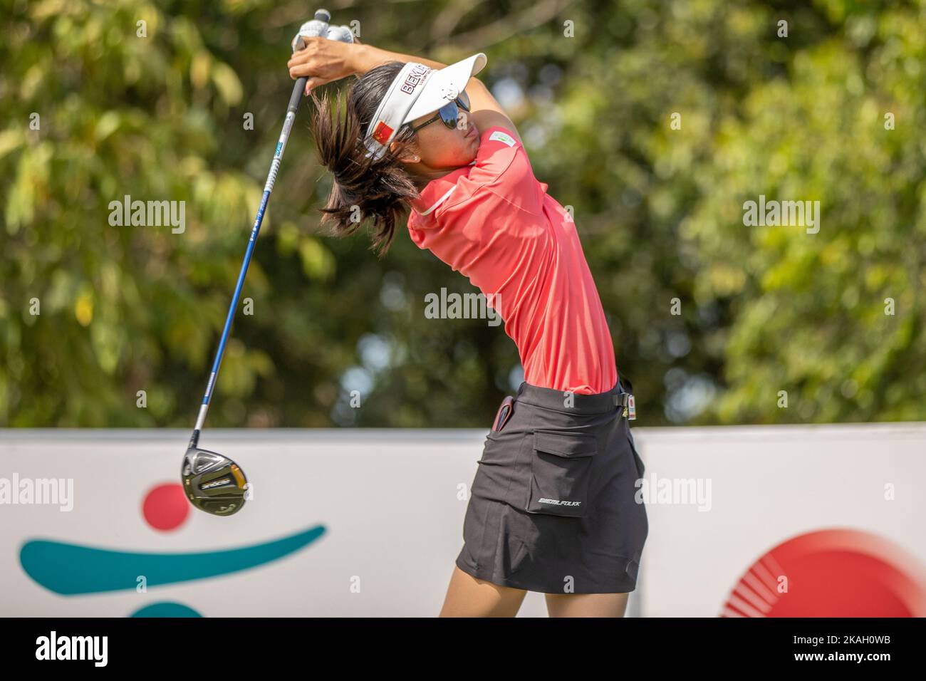 CHONBURI, THAILANDIA - 3 NOVEMBRE: Menghan li della Cina sulla buca 9 durante il primo turno al Campionato amatoriale femminile Asia-Pacifico 2022 al Siam Country Club, Waterside il 3 novembre 2022 a CHONBURI, THAILANDIA (Foto di Peter van der Klooster/Alamy Live News) Foto Stock