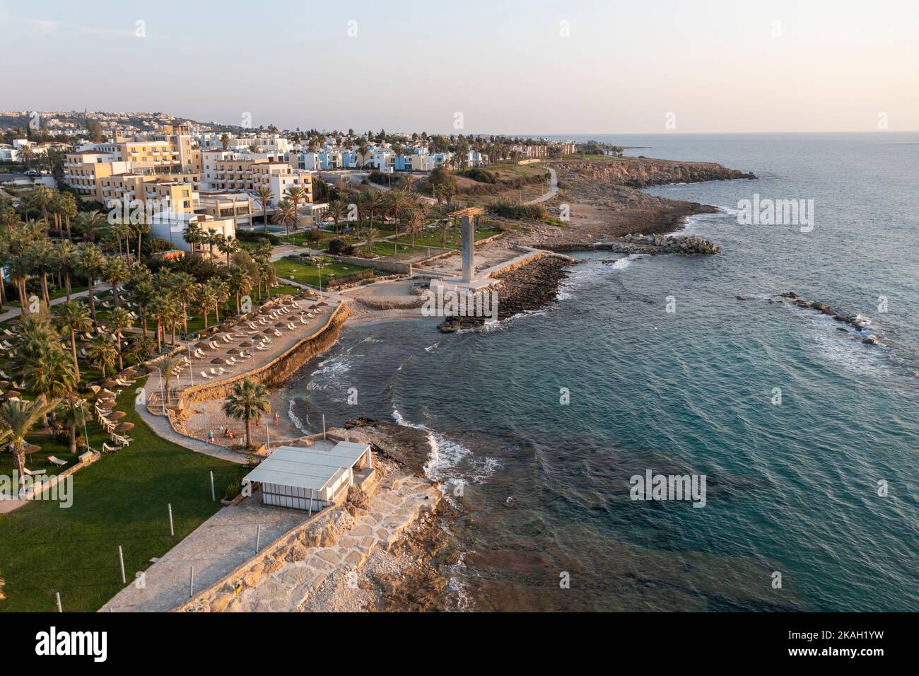 Vista aerea della costa di St Georges Bay Chloraka e del St. George Beach Hotel & Spa Resort, Paphos, Cipro. Foto Stock