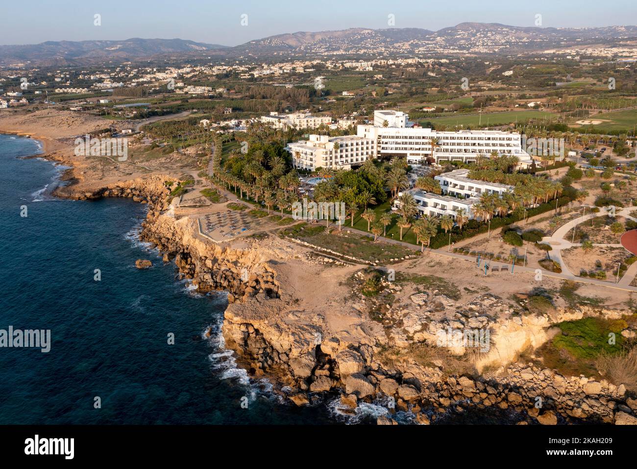 Vista aerea dell'Azia Resort & Spa, Chloraka, Paphos, Cipro. Foto Stock