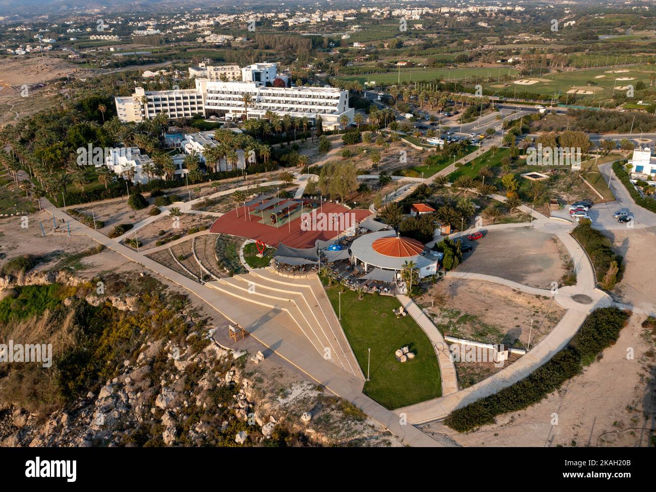 Vista aerea del Baracas Lounge Beach Cafe e dell'Azia Resort & Spa, Chloraka, Paphos, Cipro. Foto Stock