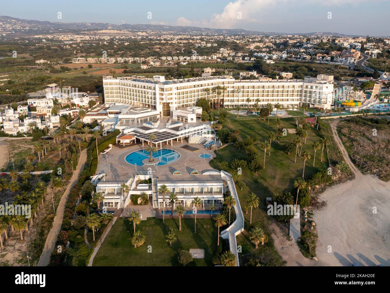 Vista aerea della spiaggia di Leonardo Laura & Splash Resort Chloraka, Paphos, Cipro Foto Stock