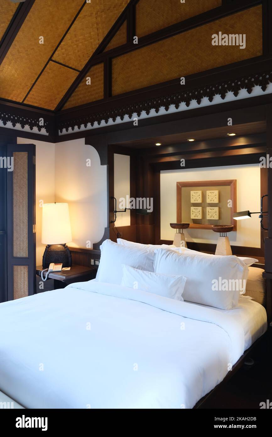 Splendidi interni del resort dell'isola di pangkor con letti confortevoli. Foto Stock