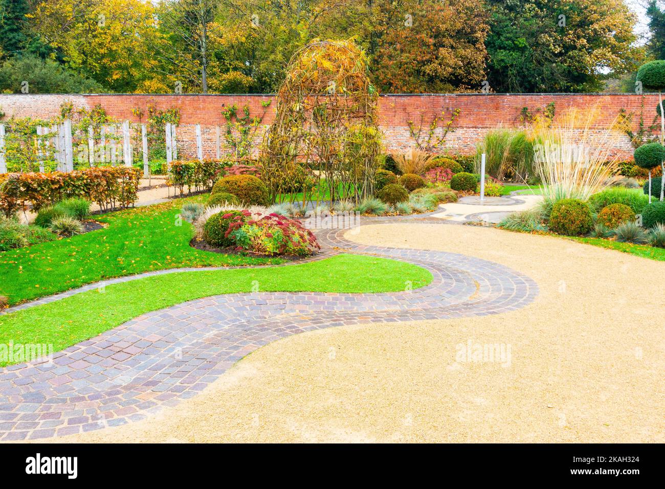 Nel giardino recintato di Kirkleatham, il Giardino della Scienza, con una disposizione attraente vicino all'ingresso del caffè Foto Stock